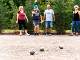 Camping Pas Cher vous présente avec son site Officiel campingpascher.fr, le Camping Maeva Club Le Lagon D'Argelès classé 4 étoiles, situé sur la commune de Argelès-sur-mer dans le département Pyrénées-orientales (Languedoc Roussillon) en France. Le camping Maeva Club Le Lagon D'Argelès, vous présente un hébergement de type mobil-home de 35 m² pour 8 personnes avec climatisation et télévision. Le camping Maeva Club Le Lagon D'Argelès vous proposeun séjour PAS CHER avec une REMISEdu dimanche 17 mai au dimanche 24 mai 2026, en promotion à -30% pour 7 nuits à 259 € au lieu de 370,0 € soit une Économie de 111 €. Cette location propose 132 dates différentes pour réserver votre séjour. Découvrez également les 4 autres gammes d'hébergements du camping. Les Avis clients pour le Camping Maeva Club Le Lagon D'Argelès sont excellents avec une note moyenne de 8 sur 10. Lagon, Piscine extérieure, Animations familiales, Club ados, Club enfants, Aire de jeux enfants, Centre équestre, Parcours sportif, Ping-pong, Pétanque, Terrain multisports, Bar, Dépôt de pain, Plats à emporter, Snack/Bar, Épicerie,... En savoir plus : cliquez-ICI.