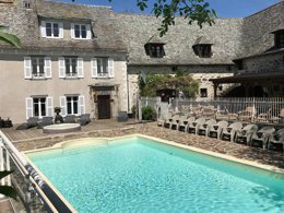 Camping Pas Cher vous présente avec son site Officiel campingpascher.fr, le Camping Clos De Banes classé 3 étoiles, situé sur la commune de Argences En Aubrac dans le département Aveyron (Midi Pyrénées) en France. Le camping Clos De Banes, vous présente un hébergement de type mobil-home de 28 m² et télévision. Le camping Clos De Banes vous propose du lundi 04 mai au lundi 11 mai 2026 pour 7 nuits à 250€. Cette location propose 98 dates différentes pour réserver votre séjour. Découvrez également les 4 autres gammes d'hébergements du camping. Les Avis clients pour le Camping Clos De Banes sont excellents avec une note moyenne de 9 sur 10. Piscine extérieure, Animation enfants, Animations familiales, Aire de jeux enfants, Canoë-kayak, Cyclisme, Paddle, Ping-pong, Pédalo, Pétanque, Randonnée, Bar, Épicerie,... En savoir plus : cliquez-ICI.