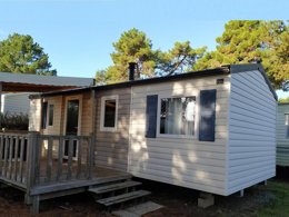 Camping Pas Cher vous présente avec son site Officiel campingpascher.fr, le Camping Clos De Banes classé 3 étoiles, situé sur la commune de Argences En Aubrac dans le département Aveyron (Midi Pyrénées) en France. Le camping Clos De Banes, vous présente un hébergement de type mobil-home de 38 m². Le camping Clos De Banes vous propose du lundi 04 mai au lundi 11 mai 2026 pour 7 nuits à 275€. Cette location propose 144 dates différentes pour réserver votre séjour. Découvrez également les 4 autres gammes d'hébergements du camping. Les Avis clients pour le Camping Clos De Banes sont excellents avec une note moyenne de 9 sur 10. Piscine extérieure, Animation enfants, Animations familiales, Aire de jeux enfants, Canoë-kayak, Cyclisme, Paddle, Ping-pong, Pédalo, Pétanque, Randonnée, Bar, Épicerie,... En savoir plus : cliquez-ICI.