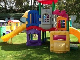 Camping Pas Cher vous présente avec son site Officiel campingpascher.fr, le Camping Clos De Banes classé 3 étoiles, situé sur la commune de Argences En Aubrac dans le département Aveyron (Midi Pyrénées) en France. Le camping Clos De Banes, vous présente un hébergement de type mobil-home de 28 m² et télévision. Le camping Clos De Banes vous propose du lundi 04 mai au lundi 11 mai 2026 pour 7 nuits à 225€. Cette location propose 98 dates différentes pour réserver votre séjour. Découvrez également les 4 autres gammes d'hébergements du camping. Les Avis clients pour le Camping Clos De Banes sont excellents avec une note moyenne de 9 sur 10. Piscine extérieure, Animation enfants, Animations familiales, Aire de jeux enfants, Canoë-kayak, Cyclisme, Paddle, Ping-pong, Pédalo, Pétanque, Randonnée, Bar, Épicerie,... En savoir plus : cliquez-ICI.