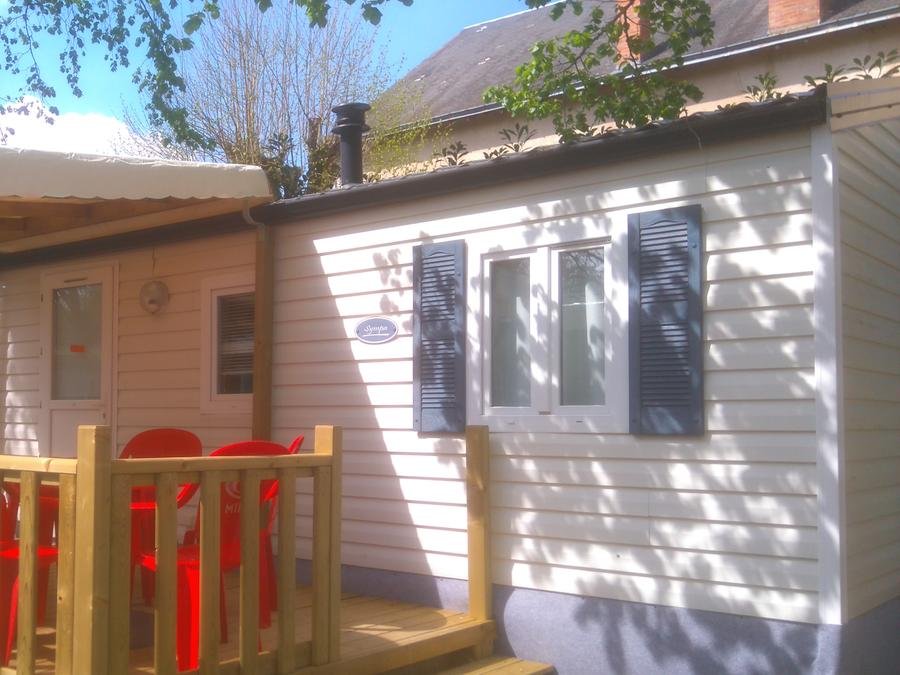 Camping Pas Cher vous présente avec son site Officiel campingpascher.fr, le Camping Les Chambons classé 3 étoiles, situé sur la commune de Argenton Sur Creuse dans le département Indre (Centre Val De Loire) en France. Le camping Les Chambons, vous présente un hébergement de type mobil-home de 25 m² et télévision. Le camping Les Chambons vous propose du sam. 05 septembre au sam. 12 septembre 2026 pour 7 nuits à 230€. Cette location propose 103 dates différentes pour réserver votre séjour. Découvrez également les 3 autres gammes d'hébergements du camping. Les Avis clients pour le Camping Les Chambons sont excellents avec une note moyenne de 8 sur 10. Animations familiales, Aire de jeux enfants, Court de tennis, Ping-pong, Pétanque, Structure gonflable enfants, Trampoline, Boulangerie, Brasserie, Bureau de tabac, Restaurant, Station-service, Supermarché,... En savoir plus : cliquez-ICI.