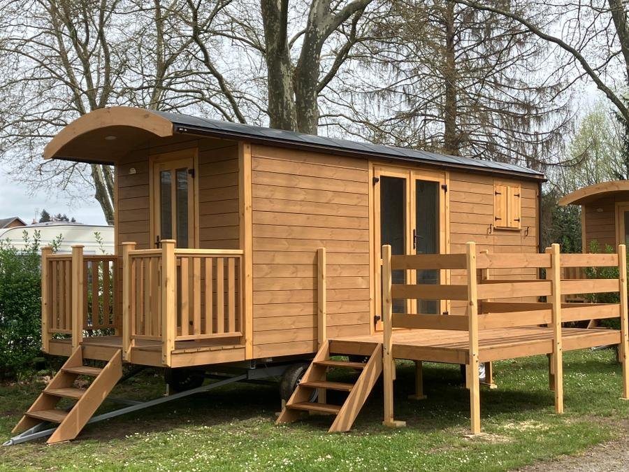 Camping Pas Cher vous présente avec son site Officiel campingpascher.fr, le Camping Les Chambons classé 3 étoiles, situé sur la commune de Argenton Sur Creuse dans le département Indre (Centre Val De Loire) en France. Le camping Les Chambons, vous présente un hébergement de type hébergement insolite de 12 m² pour 2 personnes avec climatisation et télévision. Le camping Les Chambons vous propose du sam. 01 août au sam. 08 août 2026, en promotion à -10% pour 7 nuits à 405 € au lieu de 450,0 € soit une Économie de 45 €. Cette location propose 195 dates différentes pour réserver votre séjour. Découvrez également les 3 autres gammes d'hébergements du camping. Les Avis clients pour le Camping Les Chambons sont excellents avec une note moyenne de 8 sur 10. Animations familiales, Aire de jeux enfants, Court de tennis, Ping-pong, Pétanque, Structure gonflable enfants, Trampoline, Boulangerie, Brasserie, Bureau de tabac, Restaurant, Station-service, Supermarché,... En savoir plus : cliquez-ICI.