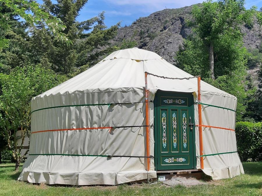 Camping Pas Cher vous présente avec son site Officiel campingpascher.fr, le Camping Ushuaïa Villages Le Viaduc classé 3 étoiles, situé sur la commune de Arlebosc dans le département Ardèche (Rhône Alpes) en France. Le camping Ushuaïa Villages Le Viaduc, vous présente un hébergement de type hébergement insolite de 30 m² pour 6 personnes. Le camping Ushuaïa Villages Le Viaduc vous propose du dimanche 14 juin au dimanche 21 juin 2026 pour 7 nuits à 417€. Cette location propose 30 dates différentes pour réserver votre séjour. Découvrez également les 22 autres gammes d'hébergements du camping. Les Avis clients pour le Camping Ushuaïa Villages Le Viaduc sont excellents avec une note moyenne de 8 sur 10. LacRivière, Piscine couverte, Piscine extérieure, Aire de jeux enfants, Centre équestre, Court de tennis, Cyclisme, Golf, Parcours sportif, Ping-pong, Pétanque, Randonnée, Terrain de badminton, Terrain de volley-ball, Trampoline, Bar, Boulangerie, Bureau de tabac, Restaurant, Station-service, Supermarché, Épicerie,... En savoir plus : cliquez-ICI.