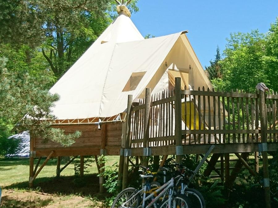 Camping Pas Cher vous présente avec son site Officiel campingpascher.fr, le Camping Ushuaïa Villages Le Viaduc classé 3 étoiles, situé sur la commune de Arlebosc dans le département Ardèche (Rhône Alpes) en France. Le camping Ushuaïa Villages Le Viaduc, vous présente un hébergement de type hébergement insolite de 18 m² pour 4 personnes. Le camping Ushuaïa Villages Le Viaduc vous propose du dimanche 21 juin au dimanche 28 juin 2026 pour 7 nuits à 384€. Cette location propose 45 dates différentes pour réserver votre séjour. Découvrez également les 22 autres gammes d'hébergements du camping. Les Avis clients pour le Camping Ushuaïa Villages Le Viaduc sont excellents avec une note moyenne de 8 sur 10. LacRivière, Piscine couverte, Piscine extérieure, Aire de jeux enfants, Centre équestre, Court de tennis, Cyclisme, Golf, Parcours sportif, Ping-pong, Pétanque, Randonnée, Terrain de badminton, Terrain de volley-ball, Trampoline, Bar, Boulangerie, Bureau de tabac, Restaurant, Station-service, Supermarché, Épicerie,... En savoir plus : cliquez-ICI.