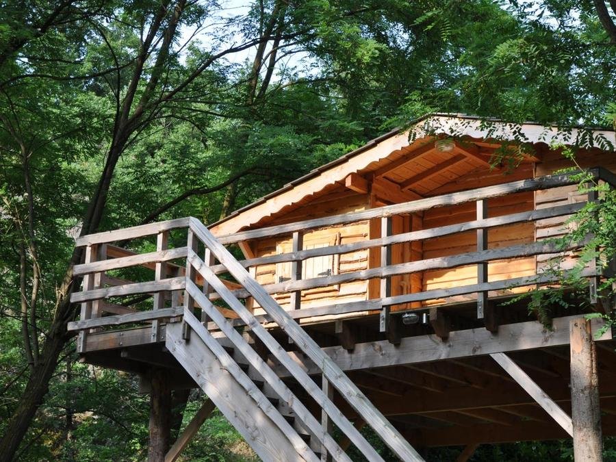 Camping Pas Cher vous présente avec son site Officiel campingpascher.fr, le Camping Ushuaïa Villages Le Viaduc classé 3 étoiles, situé sur la commune de Arlebosc dans le département Ardèche (Rhône Alpes) en France. Le camping Ushuaïa Villages Le Viaduc, vous présente un hébergement de type hébergement insolite de 15 m² pour 4 personnes. Le camping Ushuaïa Villages Le Viaduc vous propose du sam. 22 août au sam. 29 août 2026 pour 7 nuits à 659€. Cette location propose 24 dates différentes pour réserver votre séjour. Découvrez également les 22 autres gammes d'hébergements du camping. Les Avis clients pour le Camping Ushuaïa Villages Le Viaduc sont excellents avec une note moyenne de 8 sur 10. LacRivière, Piscine couverte, Piscine extérieure, Aire de jeux enfants, Centre équestre, Court de tennis, Cyclisme, Golf, Parcours sportif, Ping-pong, Pétanque, Randonnée, Terrain de badminton, Terrain de volley-ball, Trampoline, Bar, Boulangerie, Bureau de tabac, Restaurant, Station-service, Supermarché, Épicerie,... En savoir plus : cliquez-ICI.