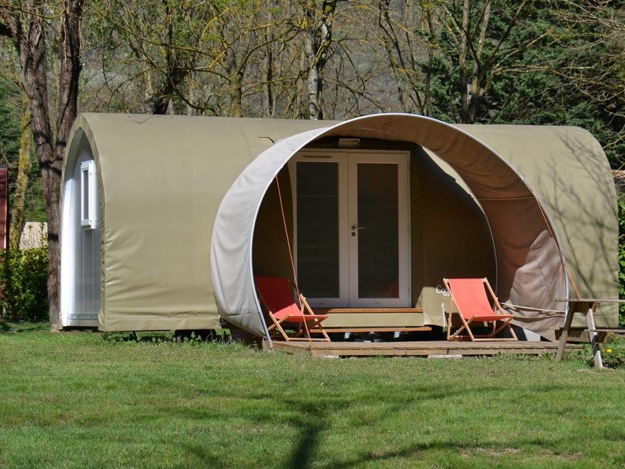 Camping Pas Cher vous présente avec son site Officiel campingpascher.fr, le Camping Ushuaïa Villages Le Viaduc classé 3 étoiles, situé sur la commune de Arlebosc dans le département Ardèche (Rhône Alpes) en France. Le camping Ushuaïa Villages Le Viaduc, vous présente un hébergement de type mobil-home de 17 m² pour 4 personnes. Le camping Ushuaïa Villages Le Viaduc vous propose du dimanche 14 juin au dimanche 21 juin 2026 pour 7 nuits à 384€. Cette location propose 53 dates différentes pour réserver votre séjour. Découvrez également les 22 autres gammes d'hébergements du camping. Les Avis clients pour le Camping Ushuaïa Villages Le Viaduc sont excellents avec une note moyenne de 8 sur 10. LacRivière, Piscine couverte, Piscine extérieure, Aire de jeux enfants, Centre équestre, Court de tennis, Cyclisme, Golf, Parcours sportif, Ping-pong, Pétanque, Randonnée, Terrain de badminton, Terrain de volley-ball, Trampoline, Bar, Boulangerie, Bureau de tabac, Restaurant, Station-service, Supermarché, Épicerie,... En savoir plus : cliquez-ICI.