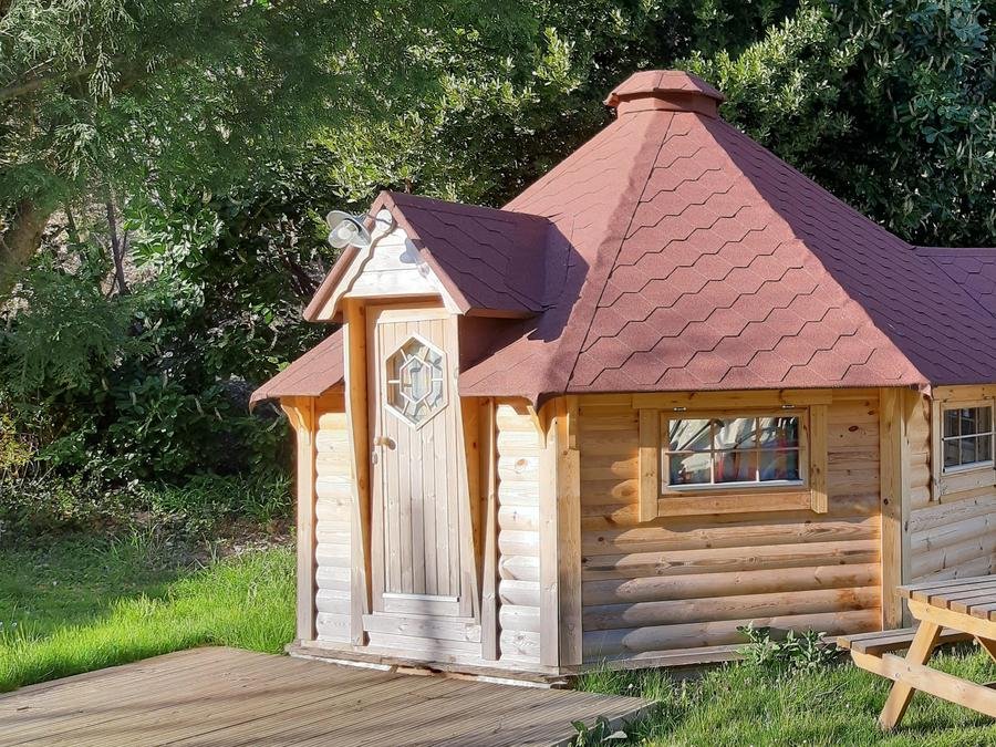 Camping Pas Cher vous présente avec son site Officiel campingpascher.fr, le Camping Ushuaïa Villages Le Viaduc classé 3 étoiles, situé sur la commune de Arlebosc dans le département Ardèche (Rhône Alpes) en France. Le camping Ushuaïa Villages Le Viaduc, vous présente un hébergement de type hébergement insolite de 25 m² pour 4 personnes. Le camping Ushuaïa Villages Le Viaduc vous propose du dimanche 30 août au dimanche 06 septembre 2026 pour 7 nuits à 538€. Cette location propose 9 dates différentes pour réserver votre séjour. Découvrez également les 22 autres gammes d'hébergements du camping. Les Avis clients pour le Camping Ushuaïa Villages Le Viaduc sont excellents avec une note moyenne de 8 sur 10. LacRivière, Piscine couverte, Piscine extérieure, Aire de jeux enfants, Centre équestre, Court de tennis, Cyclisme, Golf, Parcours sportif, Ping-pong, Pétanque, Randonnée, Terrain de badminton, Terrain de volley-ball, Trampoline, Bar, Boulangerie, Bureau de tabac, Restaurant, Station-service, Supermarché, Épicerie,... En savoir plus : cliquez-ICI.