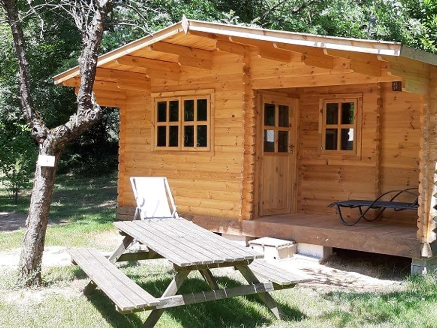 Camping Pas Cher vous présente avec son site Officiel campingpascher.fr, le Camping Ushuaïa Villages Le Viaduc classé 3 étoiles, situé sur la commune de Arlebosc dans le département Ardèche (Rhône Alpes) en France. Le camping Ushuaïa Villages Le Viaduc, vous présente un hébergement de type chalet de 33 m² pour 5 personnes. Le camping Ushuaïa Villages Le Viaduc vous propose du sam. 29 août au sam. 05 septembre 2026 pour 7 nuits à 593€. Cette location propose 25 dates différentes pour réserver votre séjour. Découvrez également les 22 autres gammes d'hébergements du camping. Les Avis clients pour le Camping Ushuaïa Villages Le Viaduc sont excellents avec une note moyenne de 8 sur 10. LacRivière, Piscine couverte, Piscine extérieure, Aire de jeux enfants, Centre équestre, Court de tennis, Cyclisme, Golf, Parcours sportif, Ping-pong, Pétanque, Randonnée, Terrain de badminton, Terrain de volley-ball, Trampoline, Bar, Boulangerie, Bureau de tabac, Restaurant, Station-service, Supermarché, Épicerie,... En savoir plus : cliquez-ICI.