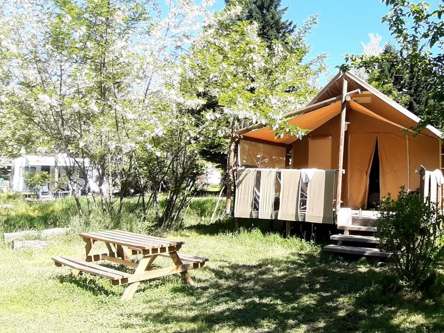 Camping Pas Cher vous présente avec son site Officiel campingpascher.fr, le Camping Ushuaïa Villages Le Viaduc classé 3 étoiles, situé sur la commune de Arlebosc dans le département Ardèche (Rhône Alpes) en France. Le camping Ushuaïa Villages Le Viaduc, vous présente un hébergement de type bungalow toilé de 31 m² pour 5 personnes. Le camping Ushuaïa Villages Le Viaduc vous propose du dimanche 14 juin au dimanche 21 juin 2026 pour 7 nuits à 439€. Cette location propose 14 dates différentes pour réserver votre séjour. Découvrez également les 22 autres gammes d'hébergements du camping. Les Avis clients pour le Camping Ushuaïa Villages Le Viaduc sont excellents avec une note moyenne de 8 sur 10. LacRivière, Piscine couverte, Piscine extérieure, Aire de jeux enfants, Centre équestre, Court de tennis, Cyclisme, Golf, Parcours sportif, Ping-pong, Pétanque, Randonnée, Terrain de badminton, Terrain de volley-ball, Trampoline, Bar, Boulangerie, Bureau de tabac, Restaurant, Station-service, Supermarché, Épicerie,... En savoir plus : cliquez-ICI.