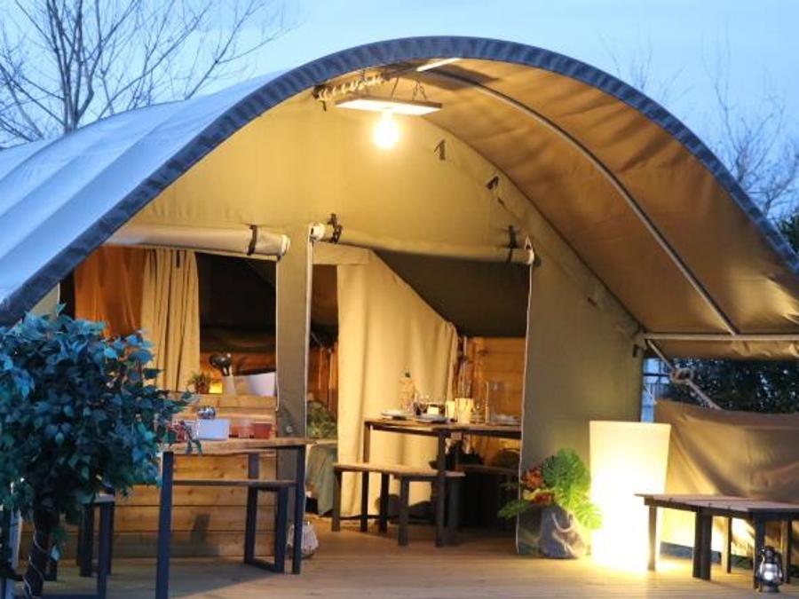 Camping Pas Cher vous présente avec son site Officiel campingpascher.fr, le Camping Ushuaïa Villages Le Viaduc classé 3 étoiles, situé sur la commune de Arlebosc dans le département Ardèche (Rhône Alpes) en France. Le camping Ushuaïa Villages Le Viaduc, vous présente un hébergement de type bungalow toilé de 24 m² pour 5 personnes. Le camping Ushuaïa Villages Le Viaduc vous propose du dimanche 30 août au dimanche 06 septembre 2026 pour 7 nuits à 450€. Cette location propose 11 dates différentes pour réserver votre séjour. Découvrez également les 22 autres gammes d'hébergements du camping. Les Avis clients pour le Camping Ushuaïa Villages Le Viaduc sont excellents avec une note moyenne de 8 sur 10. LacRivière, Piscine couverte, Piscine extérieure, Aire de jeux enfants, Centre équestre, Court de tennis, Cyclisme, Golf, Parcours sportif, Ping-pong, Pétanque, Randonnée, Terrain de badminton, Terrain de volley-ball, Trampoline, Bar, Boulangerie, Bureau de tabac, Restaurant, Station-service, Supermarché, Épicerie,... En savoir plus : cliquez-ICI.