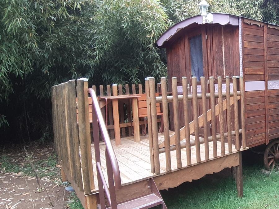 Camping Pas Cher vous présente avec son site Officiel campingpascher.fr, le Camping Ushuaïa Villages Le Viaduc classé 3 étoiles, situé sur la commune de Arlebosc dans le département Ardèche (Rhône Alpes) en France. Le camping Ushuaïa Villages Le Viaduc, vous présente un hébergement de type hébergement insolite de 10 m² pour 2 personnes. Le camping Ushuaïa Villages Le Viaduc vous propose du sam. 29 août au sam. 05 septembre 2026 pour 7 nuits à 395€. Cette location propose 18 dates différentes pour réserver votre séjour. Découvrez également les 22 autres gammes d'hébergements du camping. Les Avis clients pour le Camping Ushuaïa Villages Le Viaduc sont excellents avec une note moyenne de 8 sur 10. LacRivière, Piscine couverte, Piscine extérieure, Aire de jeux enfants, Centre équestre, Court de tennis, Cyclisme, Golf, Parcours sportif, Ping-pong, Pétanque, Randonnée, Terrain de badminton, Terrain de volley-ball, Trampoline, Bar, Boulangerie, Bureau de tabac, Restaurant, Station-service, Supermarché, Épicerie,... En savoir plus : cliquez-ICI.