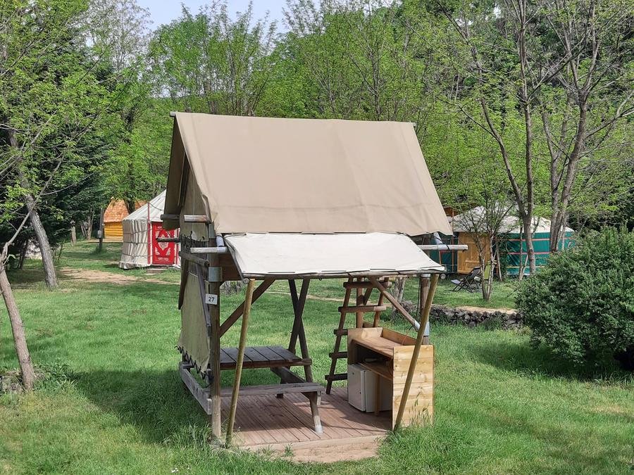 Camping Pas Cher vous présente avec son site Officiel campingpascher.fr, le Camping Ushuaïa Villages Le Viaduc classé 3 étoiles, situé sur la commune de Arlebosc dans le département Ardèche (Rhône Alpes) en France. Le camping Ushuaïa Villages Le Viaduc, vous présente un hébergement de type hébergement insolite de 5 m² pour 2 personnes. Le camping Ushuaïa Villages Le Viaduc vous propose du vendredi 28 août au vendredi 04 septembre 2026 pour 7 nuits à 175€. Cette location propose 10 dates différentes pour réserver votre séjour. Découvrez également les 22 autres gammes d'hébergements du camping. Les Avis clients pour le Camping Ushuaïa Villages Le Viaduc sont excellents avec une note moyenne de 8 sur 10. LacRivière, Piscine couverte, Piscine extérieure, Aire de jeux enfants, Centre équestre, Court de tennis, Cyclisme, Golf, Parcours sportif, Ping-pong, Pétanque, Randonnée, Terrain de badminton, Terrain de volley-ball, Trampoline, Bar, Boulangerie, Bureau de tabac, Restaurant, Station-service, Supermarché, Épicerie,... En savoir plus : cliquez-ICI.