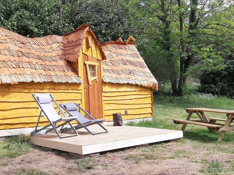 Camping Pas Cher vous présente avec son site Officiel campingpascher.fr, le Camping Ushuaïa Villages Le Viaduc classé 3 étoiles, situé sur la commune de Arlebosc dans le département Ardèche (Rhône Alpes) en France. Le camping Ushuaïa Villages Le Viaduc, vous présente un hébergement de type hébergement insolite de 12 m² pour 4 personnes. Le camping Ushuaïa Villages Le Viaduc vous propose du dimanche 21 juin au dimanche 28 juin 2026 pour 7 nuits à 439€. Cette location propose 42 dates différentes pour réserver votre séjour. Découvrez également les 22 autres gammes d'hébergements du camping. Les Avis clients pour le Camping Ushuaïa Villages Le Viaduc sont excellents avec une note moyenne de 8 sur 10. LacRivière, Piscine couverte, Piscine extérieure, Aire de jeux enfants, Centre équestre, Court de tennis, Cyclisme, Golf, Parcours sportif, Ping-pong, Pétanque, Randonnée, Terrain de badminton, Terrain de volley-ball, Trampoline, Bar, Boulangerie, Bureau de tabac, Restaurant, Station-service, Supermarché, Épicerie,... En savoir plus : cliquez-ICI.