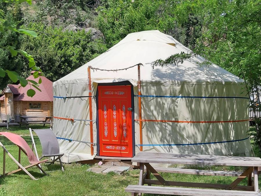 Camping Pas Cher vous présente avec son site Officiel campingpascher.fr, le Camping Ushuaïa Villages Le Viaduc classé 3 étoiles, situé sur la commune de Arlebosc dans le département Ardèche (Rhône Alpes) en France. Le camping Ushuaïa Villages Le Viaduc, vous présente un hébergement de type hébergement insolite de 26 m². Le camping Ushuaïa Villages Le Viaduc vous propose du lundi 15 juin au lundi 22 juin 2026 pour 7 nuits à 417€. Cette location propose 25 dates différentes pour réserver votre séjour. Découvrez également les 22 autres gammes d'hébergements du camping. Les Avis clients pour le Camping Ushuaïa Villages Le Viaduc sont excellents avec une note moyenne de 8 sur 10. LacRivière, Piscine couverte, Piscine extérieure, Aire de jeux enfants, Centre équestre, Court de tennis, Cyclisme, Golf, Parcours sportif, Ping-pong, Pétanque, Randonnée, Terrain de badminton, Terrain de volley-ball, Trampoline, Bar, Boulangerie, Bureau de tabac, Restaurant, Station-service, Supermarché, Épicerie,... En savoir plus : cliquez-ICI.
