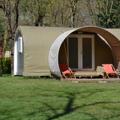 Camping Pas Cher vous présente avec son site Officiel campingpascher.fr, le Camping Ushuaïa Villages Le Viaduc classé 3 étoiles, situé sur la commune de Arlebosc dans le département Ardèche (Rhône Alpes) en France. Le camping Ushuaïa Villages Le Viaduc, vous présente un hébergement de type mobil-home de 17 m² pour 4 personnes. Le camping Ushuaïa Villages Le Viaduc vous propose du mercredi 15 avril au mercredi 22 avril 2026 pour 7 nuits à 290.5€. Cette location propose 145 dates différentes pour réserver votre séjour. Découvrez également les 22 autres gammes d'hébergements du camping. Les Avis clients pour le Camping Ushuaïa Villages Le Viaduc sont excellents avec une note moyenne de 8 sur 10. LacRivière, Piscine couverte, Piscine extérieure, Aire de jeux enfants, Centre équestre, Court de tennis, Cyclisme, Golf, Parcours sportif, Ping-pong, Pétanque, Randonnée, Terrain de badminton, Terrain de volley-ball, Trampoline, Bar, Boulangerie, Bureau de tabac, Restaurant, Station-service, Supermarché, Épicerie,... En savoir plus : cliquez-ICI.
