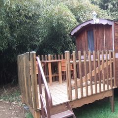 Camping Pas Cher vous présente avec son site Officiel campingpascher.fr, le Camping Ushuaïa Villages Le Viaduc classé 3 étoiles, situé sur la commune de Arlebosc dans le département Ardèche (Rhône Alpes) en France. Le camping Ushuaïa Villages Le Viaduc, vous présente un hébergement de type hébergement insolite de 10 m² pour 2 personnes. Le camping Ushuaïa Villages Le Viaduc vous propose du mercredi 15 avril au mercredi 22 avril 2026 pour 7 nuits à 301.5€. Cette location propose 145 dates différentes pour réserver votre séjour. Découvrez également les 22 autres gammes d'hébergements du camping. Les Avis clients pour le Camping Ushuaïa Villages Le Viaduc sont excellents avec une note moyenne de 8 sur 10. LacRivière, Piscine couverte, Piscine extérieure, Aire de jeux enfants, Centre équestre, Court de tennis, Cyclisme, Golf, Parcours sportif, Ping-pong, Pétanque, Randonnée, Terrain de badminton, Terrain de volley-ball, Trampoline, Bar, Boulangerie, Bureau de tabac, Restaurant, Station-service, Supermarché, Épicerie,... En savoir plus : cliquez-ICI.