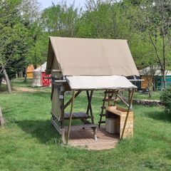 Camping Pas Cher vous présente avec son site Officiel campingpascher.fr, le Camping Ushuaïa Villages Le Viaduc classé 3 étoiles, situé sur la commune de Arlebosc dans le département Ardèche (Rhône Alpes) en France. Le camping Ushuaïa Villages Le Viaduc, vous présente un hébergement de type hébergement insolite de 5 m² pour 2 personnes. Le camping Ushuaïa Villages Le Viaduc vous propose du mercredi 15 avril au mercredi 22 avril 2026 pour 7 nuits à 128.5€. Cette location propose 145 dates différentes pour réserver votre séjour. Découvrez également les 22 autres gammes d'hébergements du camping. Les Avis clients pour le Camping Ushuaïa Villages Le Viaduc sont excellents avec une note moyenne de 8 sur 10. LacRivière, Piscine couverte, Piscine extérieure, Aire de jeux enfants, Centre équestre, Court de tennis, Cyclisme, Golf, Parcours sportif, Ping-pong, Pétanque, Randonnée, Terrain de badminton, Terrain de volley-ball, Trampoline, Bar, Boulangerie, Bureau de tabac, Restaurant, Station-service, Supermarché, Épicerie,... En savoir plus : cliquez-ICI.