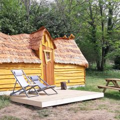 Camping Pas Cher vous présente avec son site Officiel campingpascher.fr, le Camping Ushuaïa Villages Le Viaduc classé 3 étoiles, situé sur la commune de Arlebosc dans le département Ardèche (Rhône Alpes) en France. Le camping Ushuaïa Villages Le Viaduc, vous présente un hébergement de type hébergement insolite de 12 m² pour 4 personnes. Le camping Ushuaïa Villages Le Viaduc vous propose du mercredi 15 avril au mercredi 22 avril 2026 pour 7 nuits à 377€. Cette location propose 145 dates différentes pour réserver votre séjour. Découvrez également les 22 autres gammes d'hébergements du camping. Les Avis clients pour le Camping Ushuaïa Villages Le Viaduc sont excellents avec une note moyenne de 8 sur 10. LacRivière, Piscine couverte, Piscine extérieure, Aire de jeux enfants, Centre équestre, Court de tennis, Cyclisme, Golf, Parcours sportif, Ping-pong, Pétanque, Randonnée, Terrain de badminton, Terrain de volley-ball, Trampoline, Bar, Boulangerie, Bureau de tabac, Restaurant, Station-service, Supermarché, Épicerie,... En savoir plus : cliquez-ICI.