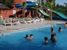 Camping Pas Cher vous présente avec son site Officiel campingpascher.fr, le Camping L'Arlésienne classé 3 étoiles, situé sur la commune de Arles dans le département Bouches-du-rhône (Provence Alpes Côte D'azur) en France. Le camping L'Arlésienne vous propose un hébergement de type mobil-home de 29 m² avec climatisation (télévision). L'établissement vous propose 3 autres types d'hébergements. Découvrez tous nos séjours à petits prix dans la commune et aux alentours de Arles du département : Bouches-du-rhône (Provence Alpes Côte D'azur). Les Avis clients pour le Camping L'Arlésienne sont de 6 sur 10. Piscine extérieure, Animations familiales, Aire de jeux enfants, Pétanque, Randonnée, Bar, Dépôt de pain, Pizzeria, Snack/Bar,... En savoir plus : cliquez-ICI.