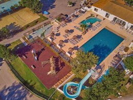 Camping Pas Cher vous présente avec son site Officiel campingpascher.fr, le Établissement Crin Blanc, situé sur la commune de Arles dans le département Bouches-du-rhone (Provence Alpes Côte D'azur) en France. L'établissement Crin Blanc vous propose un hébergement de type bungalow toilé de 11 m². L'établissement vous propose 9 autres types d'hébergements. Découvrez tous nos séjours à petits prix dans la commune et aux alentours de Arles du département : Bouches-du-rhone (Provence Alpes Côte D'azur).... En savoir plus : cliquez-ICI.