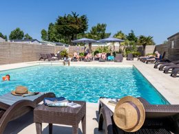 Camping Pas Cher vous présente avec son site Officiel campingpascher.fr, le Camping Romanée - Campiotel Des Dunes classé 4 étoiles, situé sur la commune de Ars En Ré dans le département Charente-maritime (Poitou Charentes) en France. Le camping Romanée - Campiotel Des Dunes vous propose un hébergement de type bungalow toilé de 23 m². L'établissement vous propose 9 autres types d'hébergements. Découvrez tous nos séjours à petits prix dans la commune et aux alentours de Ars En Ré du département : Charente-maritime (Poitou Charentes). Les Avis clients pour le Camping Romanée - Campiotel Des Dunes sont excellents avec une note moyenne de 8 sur 10. Mer, Piscine chauffée, Piscine extérieure, Animation enfants, Animations familiales, Aire de jeux enfants, Baby-foot, Centre équestre, Court de tennis, Golf, Ping-pong, Pétanque, Randonnée, Salle de jeux vidéo, Voile, Bar, Plats à emporter, Snack/Bar, Supermarché,... En savoir plus : cliquez-ICI.