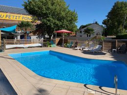 Camping Pas Cher vous présente avec son site Officiel campingpascher.fr, le Camping Du Petit Pont classé 3 étoiles, situé sur la commune de Arvert dans le département Charente-maritime (Poitou Charentes) en France. Le camping Du Petit Pont, vous présente un hébergement de type mobil-home de 28 m² pour 6 personnes et télévision. Le camping Du Petit Pont vous propose du dimanche 07 juin au dimanche 14 juin 2026 avec un DÉPART DEMAIN pour 7 nuits à 340€. Cette location propose 64 dates différentes pour réserver votre séjour. Découvrez également les 7 autres gammes d'hébergements du camping. Les Avis clients pour le Camping Du Petit Pont sont excellents avec une note moyenne de 8 sur 10. Mer, Piscine extérieure, Aire de jeux enfants, Baby-foot, Canoë-kayak, Centre équestre, Court de tennis, Cyclisme, Golf, Ping-pong, Pétanque, Randonnée, Salle de jeux vidéo, Voile, Bar, Plats à emporter, Snack/Bar, Supermarché,... En savoir plus : cliquez-ICI.