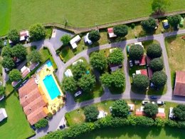 Camping Pas Cher vous présente avec son site Officiel campingpascher.fr, le Camping Europ Camping classé 4 étoiles, situé sur la commune de Ascarat dans le département Pyrénées-atlantiques (Aquitaine) en France. Le camping Europ Camping, vous présente un hébergement de type mobil-home de 26 m² pour 6 personnes et télévision. Le camping Europ Camping vous propose du dimanche 21 juin au dimanche 28 juin 2026 pour 7 nuits à 259€. Cette location propose 3 dates différentes pour réserver votre séjour. Découvrez également les 6 autres gammes d'hébergements du camping. Les Avis clients pour le Camping Europ Camping sont excellents avec une note moyenne de 8 sur 10. Piscine chauffée, Piscine extérieure, Animations familiales, Aire de jeux enfants, Baby-foot, Canoë-kayak, Court de tennis, Ping-pong, Piscine, Pétanque, Terrain de volley-ball, Bar, Dépôt de pain, Plats à emporter, Snack/Bar, Supermarché, Épicerie,... En savoir plus : cliquez-ICI.