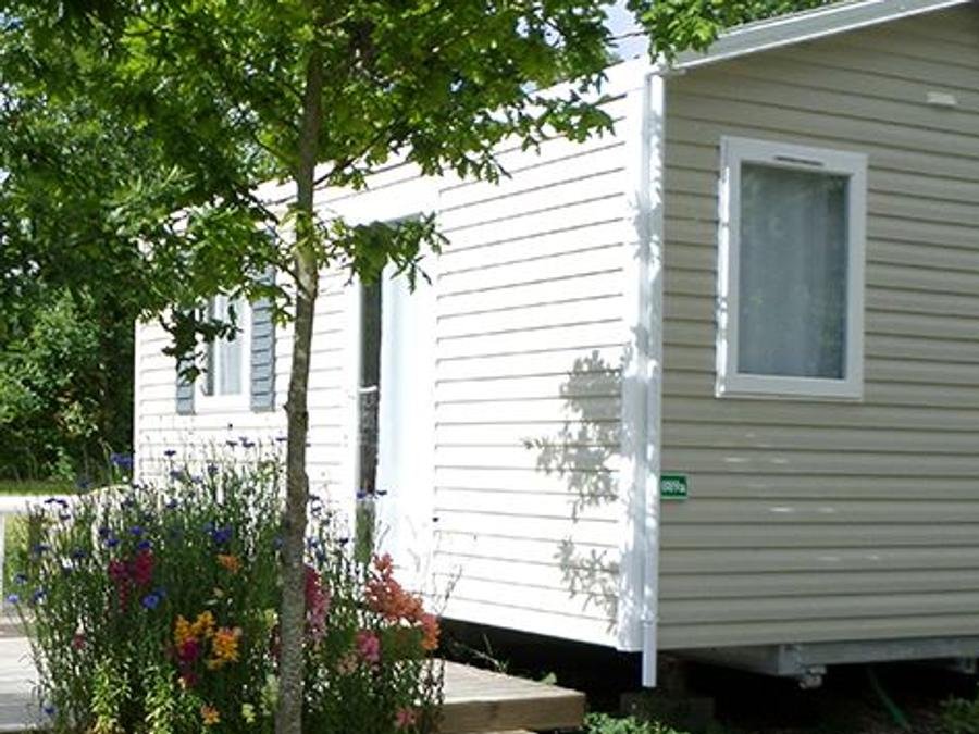 Camping Pas Cher vous présente avec son site Officiel campingpascher.fr, le Camping Campilo classé 4 étoiles, situé sur la commune de Aubigny dans le département Vendée (Pays De La Loire) en France. Le camping Campilo, vous présente un hébergement de type mobil-home de 20 m². Le camping Campilo vous propose du sam. 06 juin au sam. 13 juin 2026, en promotion à -20% pour 7 nuits à 216 € au lieu de 270,0 € soit une Économie de 54 €. Cette location propose 5 dates différentes pour réserver votre séjour. Découvrez également les 28 autres gammes d'hébergements du camping. Les Avis clients pour le Camping Campilo sont excellents avec une note moyenne de 8 sur 10. MerÉtang, Lagon, Piscine couverte, Animations familiales, Club ados, Club enfants, Aire de jeux enfants, Centre équestre, Court de tennis, Cyclisme, Golf, Ping-pong, Pétanque, Randonnée, Terrain multisports, Trampoline, Bar, Boulangerie, Bureau de tabac, Dépôt de pain, Plats à emporter, Snack/Bar, Station-service, Supermarché, Épicerie,... En savoir plus : cliquez-ICI.