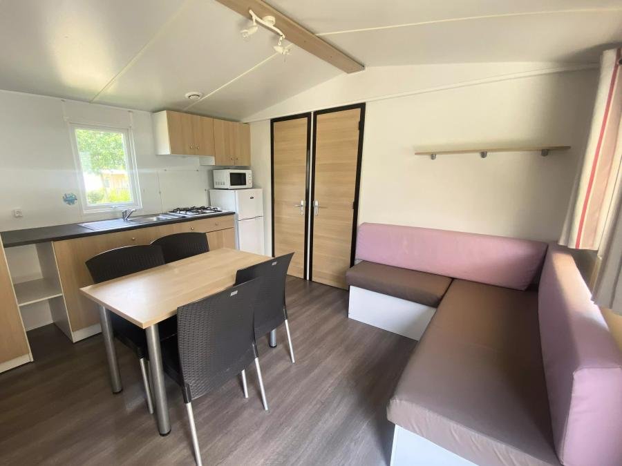Camping Pas Cher vous présente avec son site Officiel campingpascher.fr, le Camping Campilo classé 4 étoiles, situé sur la commune de Aubigny dans le département Vendée (Pays De La Loire) en France. Le camping Campilo vous propose un hébergement de type mobil-home de 28 m². Cet hébergement propose plus de 64 dates différentes pour réserver ! Pour dévouvrir la période la moins chère, consultez la rubrique 'Tarifs' et sélectionnez votre mois de départ. L'établissement vous propose 28 autres types d'hébergements. Découvrez tous nos séjours à petits prix dans la commune et aux alentours de Aubigny du département : Vendée (Pays De La Loire). Les Avis clients pour le Camping Campilo sont excellents avec une note moyenne de 8 sur 10. MerÉtang, Lagon, Piscine couverte, Animations familiales, Club ados, Club enfants, Aire de jeux enfants, Centre équestre, Court de tennis, Cyclisme, Golf, Ping-pong, Pétanque, Randonnée, Terrain multisports, Trampoline, Bar, Boulangerie, Dépôt de pain, Plats à emporter, Snack/Bar, Station-service, Supermarché, Épicerie,... En savoir plus : cliquez-ICI.