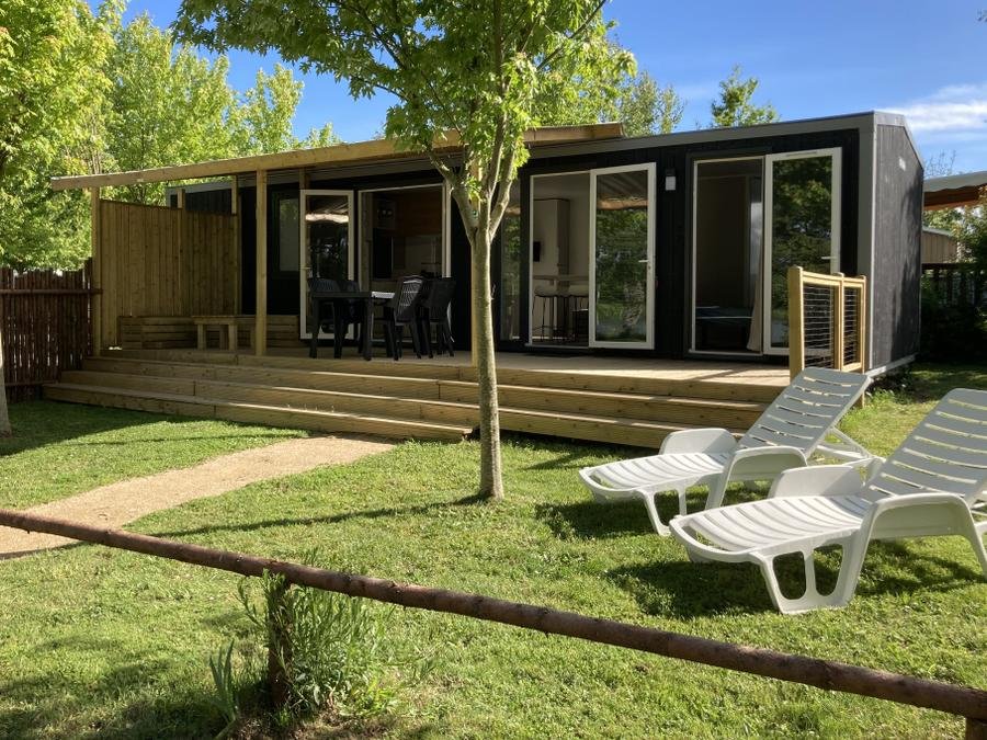 Camping Pas Cher vous présente avec son site Officiel campingpascher.fr, le Camping Campilo classé 4 étoiles, situé sur la commune de Aubigny dans le département Vendée (Pays De La Loire) en France. Le camping Campilo vous propose un hébergement de type mobil-home de 40 m² pour 5 personnes avec climatisation (télévision). L'établissement vous propose 23 autres types d'hébergements. Découvrez tous nos séjours à petits prix dans la commune et aux alentours de Aubigny du département : Vendée (Pays De La Loire). Les Avis clients pour le Camping Campilo sont excellents avec une note moyenne de 8 sur 10. MerÉtang, Lagon, Piscine couverte, Animations familiales, Club ados, Club enfants, Aire de jeux enfants, Centre équestre, Court de tennis, Cyclisme, Golf, Ping-pong, Pétanque, Randonnée, Terrain multisports, Trampoline, Bar, Boulangerie, Dépôt de pain, Plats à emporter, Snack/Bar, Station-service, Supermarché, Épicerie,... En savoir plus : cliquez-ICI.