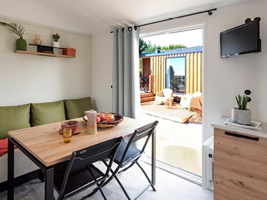Camping Pas Cher vous présente avec son site Officiel campingpascher.fr, le Camping Campilo classé 4 étoiles, situé sur la commune de Aubigny dans le département Vendée (Pays De La Loire) en France. Le camping Campilo, vous présente un hébergement de type mobil-home de 25 m² pour 4 personnes et télévision. Le camping Campilo vous propose du dimanche 07 juin au dimanche 14 juin 2026, en promotion à -20% pour 7 nuits à 291,20 € au lieu de 364,0 € soit une Économie de 72,80 €. Cette location propose 27 dates différentes pour réserver votre séjour. Découvrez également les 28 autres gammes d'hébergements du camping. Les Avis clients pour le Camping Campilo sont excellents avec une note moyenne de 8 sur 10. MerÉtang, Lagon, Piscine couverte, Animations familiales, Club ados, Club enfants, Aire de jeux enfants, Centre équestre, Court de tennis, Cyclisme, Golf, Ping-pong, Pétanque, Randonnée, Terrain multisports, Trampoline, Bar, Boulangerie, Bureau de tabac, Dépôt de pain, Plats à emporter, Snack/Bar, Station-service, Supermarché, Épicerie,... En savoir plus : cliquez-ICI.