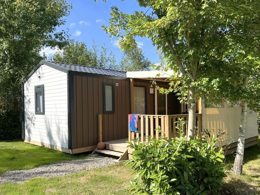 Camping Pas Cher vous présente avec son site Officiel campingpascher.fr, le Camping Campilo classé 4 étoiles, situé sur la commune de Aubigny dans le département Vendée (Pays De La Loire) en France. Le camping Campilo, vous présente un hébergement de type mobil-home de 31 m² avec climatisation et télévision. Le camping Campilo vous propose du sam. 20 juin au sam. 27 juin 2026, en promotion à -20% pour 7 nuits à 326,40 € au lieu de 408,0 € soit une Économie de 81,60 €. Cette location propose 46 dates différentes pour réserver votre séjour. Découvrez également les 26 autres gammes d'hébergements du camping. Les Avis clients pour le Camping Campilo sont excellents avec une note moyenne de 8 sur 10. MerÉtang, Lagon, Piscine couverte, Animations familiales, Club ados, Club enfants, Aire de jeux enfants, Centre équestre, Court de tennis, Cyclisme, Golf, Ping-pong, Pétanque, Randonnée, Terrain multisports, Trampoline, Bar, Boulangerie, Bureau de tabac, Dépôt de pain, Plats à emporter, Snack/Bar, Station-service, Supermarché, Épicerie,... En savoir plus : cliquez-ICI.