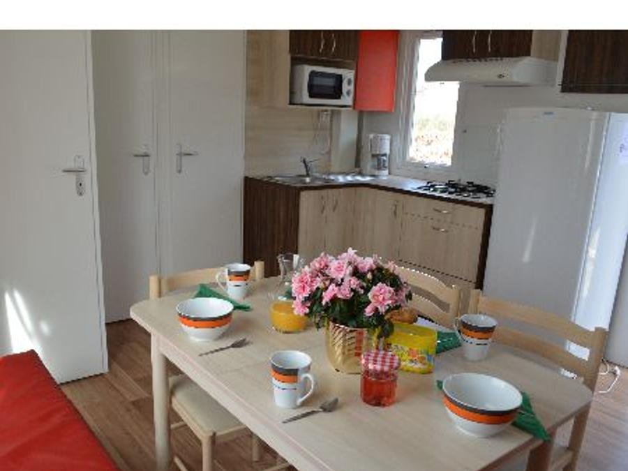 Camping Pas Cher vous présente avec son site Officiel campingpascher.fr, le Camping Campilo classé 4 étoiles, situé sur la commune de Aubigny dans le département Vendée (Pays De La Loire) en France. Le camping Campilo, vous présente un hébergement de type mobil-home de 30 m². Le camping Campilo vous propose du sam. 29 août au sam. 05 septembre 2026, en promotion à -20% pour 7 nuits à 254,40 € au lieu de 318,0 € soit une Économie de 63,60 €. Cette location propose 17 dates différentes pour réserver votre séjour. Découvrez également les 28 autres gammes d'hébergements du camping. Les Avis clients pour le Camping Campilo sont excellents avec une note moyenne de 8 sur 10. MerÉtang, Lagon, Piscine couverte, Animations familiales, Club ados, Club enfants, Aire de jeux enfants, Centre équestre, Court de tennis, Cyclisme, Golf, Ping-pong, Pétanque, Randonnée, Terrain multisports, Trampoline, Bar, Boulangerie, Bureau de tabac, Dépôt de pain, Plats à emporter, Snack/Bar, Station-service, Supermarché, Épicerie,... En savoir plus : cliquez-ICI.