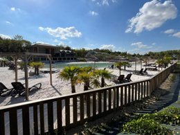 Camping Pas Cher vous présente avec son site Officiel campingpascher.fr, le Camping Campilo classé 4 étoiles, situé sur la commune de Aubigny dans le département Vendée (Pays De La Loire) en France. Le camping Campilo, vous présente un hébergement de type mobil-home de 20 m². Le camping Campilo vous propose du sam. 06 juin au sam. 13 juin 2026, en promotion à -20% pour 7 nuits à 216 € au lieu de 270,0 € soit une Économie de 54 €. Cette location propose 5 dates différentes pour réserver votre séjour. Découvrez également les 28 autres gammes d'hébergements du camping. Les Avis clients pour le Camping Campilo sont excellents avec une note moyenne de 8 sur 10. MerÉtang, Lagon, Piscine couverte, Animations familiales, Club ados, Club enfants, Aire de jeux enfants, Centre équestre, Court de tennis, Cyclisme, Golf, Ping-pong, Pétanque, Randonnée, Terrain multisports, Trampoline, Bar, Boulangerie, Bureau de tabac, Dépôt de pain, Plats à emporter, Snack/Bar, Station-service, Supermarché, Épicerie,... En savoir plus : cliquez-ICI.