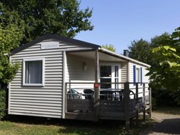 Camping Pas Cher vous présente avec son site Officiel campingpascher.fr, le Camping Campilo classé 4 étoiles, situé sur la commune de Aubigny dans le département Vendée (Pays De La Loire) en France. Le camping Campilo, vous présente un hébergement de type mobil-home de 30 m² et télévision. Le camping Campilo vous proposeun séjour PAS CHER avec une REMISEdu sam. 02 mai au sam. 09 mai 2026, en promotion à -38% pour 7 nuits à 209 € au lieu de 339,0 € soit une Économie de 130 €. Cette location propose 23 dates différentes pour réserver votre séjour. Découvrez également les 16 autres gammes d'hébergements du camping. Les Avis clients pour le Camping Campilo sont excellents avec une note moyenne de 8 sur 10. MerÉtang, Lagon, Piscine couverte, Animations familiales, Club ados, Club enfants, Aire de jeux enfants, Centre équestre, Court de tennis, Cyclisme, Golf, Ping-pong, Pétanque, Randonnée, Terrain multisports, Trampoline, Bar, Boulangerie, Dépôt de pain, Plats à emporter, Snack/Bar, Station-service, Supermarché, Épicerie,... En savoir plus : cliquez-ICI.