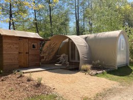 Camping Pas Cher vous présente avec son site Officiel campingpascher.fr, le Camping Campilo classé 4 étoiles, situé sur la commune de Aubigny dans le département Vendée (Pays De La Loire) en France. Le camping Campilo, vous présente un hébergement de type tente de 16 m² pour 4 personnes. Le camping Campilo vous propose du lundi 25 mai au lundi 01 juin 2026 pour 7 nuits à 272€. Cette location propose 50 dates différentes pour réserver votre séjour. Découvrez également les 16 autres gammes d'hébergements du camping. Les Avis clients pour le Camping Campilo sont excellents avec une note moyenne de 8 sur 10. MerÉtang, Lagon, Piscine couverte, Animations familiales, Club ados, Club enfants, Aire de jeux enfants, Centre équestre, Court de tennis, Cyclisme, Golf, Ping-pong, Pétanque, Randonnée, Terrain multisports, Trampoline, Bar, Boulangerie, Bureau de tabac, Dépôt de pain, Plats à emporter, Snack/Bar, Station-service, Supermarché, Épicerie,... En savoir plus : cliquez-ICI.