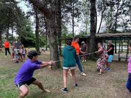 Camping Pas Cher vous présente avec son site Officiel campingpascher.fr, le Camping Campilo classé 4 étoiles, situé sur la commune de Aubigny dans le département Vendée (Pays De La Loire) en France. Le camping Campilo vous propose un hébergement de type mobil-home de 33 m² pour 6 personnes avec climatisation (télévision). L'établissement vous propose 16 autres types d'hébergements. Découvrez tous nos séjours à petits prix dans la commune et aux alentours de Aubigny du département : Vendée (Pays De La Loire). Les Avis clients pour le Camping Campilo sont excellents avec une note moyenne de 8 sur 10. MerÉtang, Lagon, Piscine couverte, Animations familiales, Club ados, Club enfants, Aire de jeux enfants, Centre équestre, Court de tennis, Cyclisme, Golf, Ping-pong, Pétanque, Randonnée, Terrain multisports, Trampoline, Bar, Boulangerie, Bureau de tabac, Dépôt de pain, Plats à emporter, Snack/Bar, Station-service, Supermarché, Épicerie,... En savoir plus : cliquez-ICI.