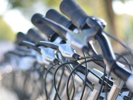 Camping Pas Cher vous présente avec son site Officiel campingpascher.fr, le Camping Campilo classé 4 étoiles, situé sur la commune de Aubigny dans le département Vendée (Pays De La Loire) en France. Le camping Campilo, vous présente un hébergement de type mobil-home de 30 m² et télévision. Le camping Campilo vous proposeun séjour PAS CHER avec une REMISEdu lundi 08 juin au lundi 15 juin 2026, en promotion à -35% pour 7 nuits à 379 € au lieu de 583,08 € soit une Économie de 204,08 €. Cette location propose 103 dates différentes pour réserver votre séjour. Découvrez également les 20 autres gammes d'hébergements du camping. Les Avis clients pour le Camping Campilo sont excellents avec une note moyenne de 8 sur 10. MerÉtang, Lagon, Piscine couverte, Animations familiales, Club ados, Club enfants, Aire de jeux enfants, Centre équestre, Court de tennis, Cyclisme, Golf, Ping-pong, Pétanque, Randonnée, Terrain multisports, Trampoline, Bar, Boulangerie, Dépôt de pain, Plats à emporter, Snack/Bar, Station-service, Supermarché, Épicerie,... En savoir plus : cliquez-ICI.