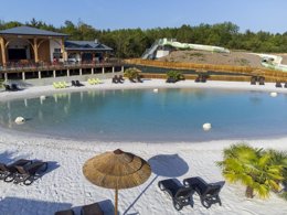 Camping Pas Cher vous présente avec son site Officiel campingpascher.fr, le Camping Campilo classé 4 étoiles, situé sur la commune de Aubigny dans le département Vendée (Pays De La Loire) en France. Le camping Campilo, vous présente un hébergement de type mobil-home de 30 m² et télévision. Le camping Campilo vous proposeun séjour PAS CHER avec une REMISEdu sam. 11 avril au sam. 18 avril 2026, en promotion à -39% pour 7 nuits à 199 € au lieu de 328,0 € soit une Économie de 129 €. Cette location propose 23 dates différentes pour réserver votre séjour. Découvrez également les 16 autres gammes d'hébergements du camping. Les Avis clients pour le Camping Campilo sont excellents avec une note moyenne de 8 sur 10. MerÉtang, Lagon, Piscine couverte, Animations familiales, Club ados, Club enfants, Aire de jeux enfants, Centre équestre, Court de tennis, Cyclisme, Golf, Ping-pong, Pétanque, Randonnée, Terrain multisports, Trampoline, Bar, Boulangerie, Dépôt de pain, Plats à emporter, Snack/Bar, Station-service, Supermarché, Épicerie,... En savoir plus : cliquez-ICI.