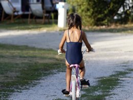 Camping Pas Cher vous présente avec son site Officiel campingpascher.fr, le Camping Campilo classé 4 étoiles, situé sur la commune de Aubigny dans le département Vendée (Pays De La Loire) en France. Le camping Campilo, vous présente un hébergement de type mobil-home de 33 m² pour 6 personnes avec climatisation et télévision. Le camping Campilo vous propose du lundi 06 avril au lundi 13 avril 2026 pour 7 nuits à 419€. Cette location propose 64 dates différentes pour réserver votre séjour. Découvrez également les 16 autres gammes d'hébergements du camping. Les Avis clients pour le Camping Campilo sont excellents avec une note moyenne de 8 sur 10. MerÉtang, Lagon, Piscine couverte, Animations familiales, Club ados, Club enfants, Aire de jeux enfants, Centre équestre, Court de tennis, Cyclisme, Golf, Ping-pong, Pétanque, Randonnée, Terrain multisports, Trampoline, Bar, Boulangerie, Bureau de tabac, Dépôt de pain, Plats à emporter, Snack/Bar, Station-service, Supermarché, Épicerie,... En savoir plus : cliquez-ICI.