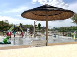 Camping Pas Cher vous présente avec son site Officiel campingpascher.fr, le Camping Campilo classé 4 étoiles, situé sur la commune de Aubigny dans le département Vendée (Pays De La Loire) en France. Le camping Campilo vous propose un hébergement de type mobil-home de 40 m² pour 5 personnes avec climatisation (télévision). L'établissement vous propose 17 autres types d'hébergements. Découvrez tous nos séjours à petits prix dans la commune et aux alentours de Aubigny du département : Vendée (Pays De La Loire). Les Avis clients pour le Camping Campilo sont excellents avec une note moyenne de 8 sur 10. MerÉtang, Lagon, Piscine couverte, Animations familiales, Club ados, Club enfants, Aire de jeux enfants, Centre équestre, Court de tennis, Cyclisme, Golf, Ping-pong, Pétanque, Randonnée, Terrain multisports, Trampoline, Bar, Boulangerie, Dépôt de pain, Plats à emporter, Snack/Bar, Station-service, Supermarché, Épicerie,... En savoir plus : cliquez-ICI.