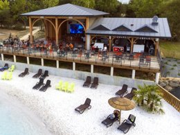 Camping Pas Cher vous présente avec son site Officiel campingpascher.fr, le Camping Campilo classé 4 étoiles, situé sur la commune de Aubigny dans le département Vendée (Pays De La Loire) en France. Le camping Campilo, vous présente un hébergement de type tente de 16 m² pour 4 personnes. Le camping Campilo vous propose du lundi 25 mai au lundi 01 juin 2026 pour 7 nuits à 272€. Cette location propose 50 dates différentes pour réserver votre séjour. Découvrez également les 16 autres gammes d'hébergements du camping. Les Avis clients pour le Camping Campilo sont excellents avec une note moyenne de 8 sur 10. MerÉtang, Lagon, Piscine couverte, Animations familiales, Club ados, Club enfants, Aire de jeux enfants, Centre équestre, Court de tennis, Cyclisme, Golf, Ping-pong, Pétanque, Randonnée, Terrain multisports, Trampoline, Bar, Boulangerie, Bureau de tabac, Dépôt de pain, Plats à emporter, Snack/Bar, Station-service, Supermarché, Épicerie,... En savoir plus : cliquez-ICI.