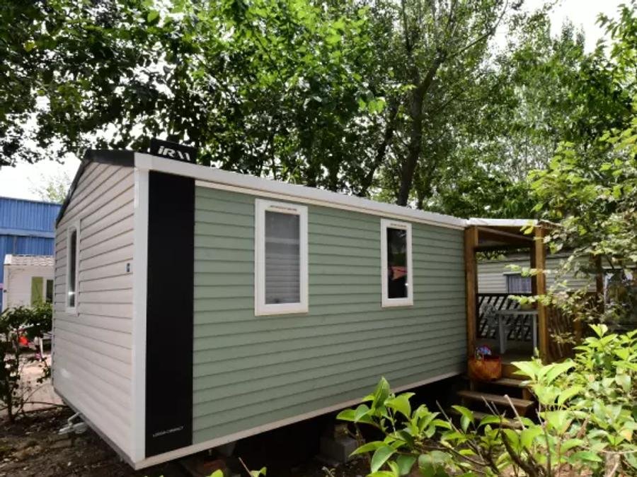 Camping Pas Cher vous présente avec son site Officiel campingpascher.fr, le Camping Les Salisses classé 4 étoiles, situé sur la commune de Vias dans le département Hérault (Languedoc Roussillon) en France. Le camping Les Salisses, vous présente un hébergement de type mobil-home de 30 m² avec climatisation et télévision. Le camping Les Salisses vous proposeun séjour PAS CHER avec une REMISEdu sam. 05 septembre au sam. 12 septembre 2026, en promotion à -35% pour 7 nuits à 339 € au lieu de 521,54 € soit une Économie de 182,54 €. Cette location propose 9 dates différentes pour réserver votre séjour. Découvrez également les 18 autres gammes d'hébergements du camping. Les Avis clients pour le Camping Les Salisses sont de 7 sur 10. Parc aquatique, Piscine couverte, Piscine extérieure, Animations familiales, Club enfants, Aire de jeux enfants, Centre équestre, Court de tennis, Golf, Ping-pong, Piscine, Pétanque, Salle de fitness, Salle de jeux vidéo, Sports nautiques, Terrain multisports, Bar, Bureau de tabac, Dépôt de pain, Plats à emporter, Restaurant, Snack/Bar, Supermarché, Épicerie,... En savoir plus : cliquez-ICI.