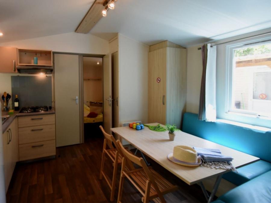 Camping Pas Cher vous présente avec son site Officiel campingpascher.fr, le Camping Les Salisses classé 4 étoiles, situé sur la commune de Vias dans le département Hérault (Languedoc Roussillon) en France. Le camping Les Salisses vous propose un hébergement de type mobil-home de 27 m² avec climatisation (télévision). L'établissement vous propose 15 autres types d'hébergements. Découvrez tous nos séjours à petits prix dans la commune et aux alentours de Vias du département : Hérault (Languedoc Roussillon). Les Avis clients pour le Camping Les Salisses sont de 7 sur 10. Parc aquatique, Piscine couverte, Piscine extérieure, Animations familiales, Club enfants, Aire de jeux enfants, Centre équestre, Court de tennis, Golf, Ping-pong, Piscine, Pétanque, Salle de fitness, Salle de jeux vidéo, Sports nautiques, Terrain multisports, Bar, Bureau de tabac, Dépôt de pain, Plats à emporter, Restaurant, Snack/Bar, Supermarché, Épicerie,... En savoir plus : cliquez-ICI.