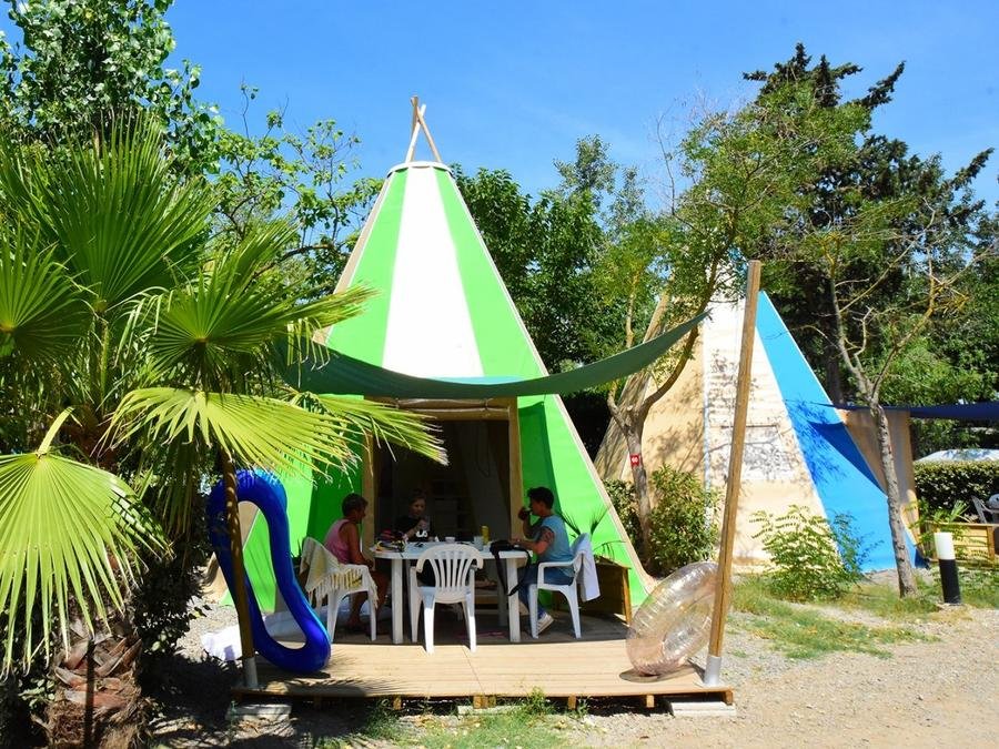 Camping Pas Cher vous présente avec son site Officiel campingpascher.fr, le Camping Les Salisses classé 4 étoiles, situé sur la commune de Vias dans le département Hérault (Languedoc Roussillon) en France. Le camping Les Salisses, vous présente un hébergement de type tente de 34 m². Le camping Les Salisses vous propose du sam. 29 août au sam. 05 septembre 2026 pour 7 nuits à 300€. Cette location propose 19 dates différentes pour réserver votre séjour. Découvrez également les 15 autres gammes d'hébergements du camping. Les Avis clients pour le Camping Les Salisses sont de 7 sur 10. Parc aquatique, Piscine couverte, Piscine extérieure, Animations familiales, Club enfants, Aire de jeux enfants, Centre équestre, Court de tennis, Golf, Ping-pong, Piscine, Pétanque, Salle de fitness, Salle de jeux vidéo, Sports nautiques, Terrain multisports, Bar, Bureau de tabac, Dépôt de pain, Plats à emporter, Restaurant, Snack/Bar, Supermarché, Épicerie,... En savoir plus : cliquez-ICI.