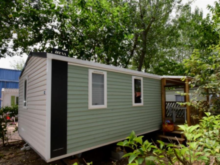 Camping Pas Cher vous présente avec son site Officiel campingpascher.fr, le Camping Les Salisses classé 4 étoiles, situé sur la commune de Vias dans le département Hérault (Languedoc Roussillon) en France. Le camping Les Salisses vous propose un hébergement de type mobil-home avec climatisation. L'établissement vous propose 18 autres types d'hébergements. Découvrez tous nos séjours à petits prix dans la commune et aux alentours de Vias du département : Hérault (Languedoc Roussillon). Les Avis clients pour le Camping Les Salisses sont excellents avec une note moyenne de 8 sur 10. Parc aquatique, Piscine couverte, Piscine extérieure, Animations familiales, Club enfants, Aire de jeux enfants, Centre équestre, Court de tennis, Golf, Ping-pong, Piscine, Pétanque, Salle de fitness, Salle de jeux vidéo, Sports nautiques, Terrain multisports, Bar, Bureau de tabac, Dépôt de pain, Plats à emporter, Restaurant, Snack/Bar, Supermarché, Épicerie,... En savoir plus : cliquez-ICI.