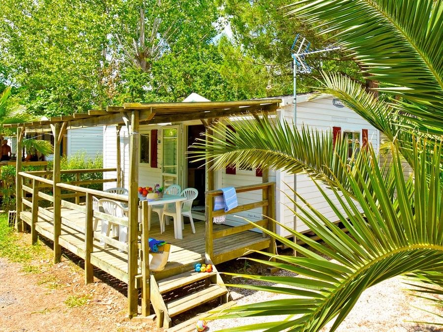 Camping Pas Cher vous présente avec son site Officiel campingpascher.fr, le Camping Les Salisses classé 4 étoiles, situé sur la commune de Vias dans le département Hérault (Languedoc Roussillon) en France. Le camping Les Salisses, vous présente un hébergement de type mobil-home de 27 m² pour 6 personnes avec climatisation et télévision. Le camping Les Salisses vous propose du sam. 04 juillet au sam. 11 juillet 2026 pour 7 nuits à 983€. Cette location propose 3 dates différentes pour réserver votre séjour. Découvrez également les 17 autres gammes d'hébergements du camping. Les Avis clients pour le Camping Les Salisses sont excellents avec une note moyenne de 8 sur 10. Parc aquatique, Piscine couverte, Piscine extérieure, Animations familiales, Club enfants, Aire de jeux enfants, Centre équestre, Court de tennis, Golf, Ping-pong, Piscine, Pétanque, Salle de fitness, Salle de jeux vidéo, Sports nautiques, Terrain multisports, Bar, Bureau de tabac, Dépôt de pain, Plats à emporter, Restaurant, Snack/Bar, Supermarché, Épicerie,... En savoir plus : cliquez-ICI.