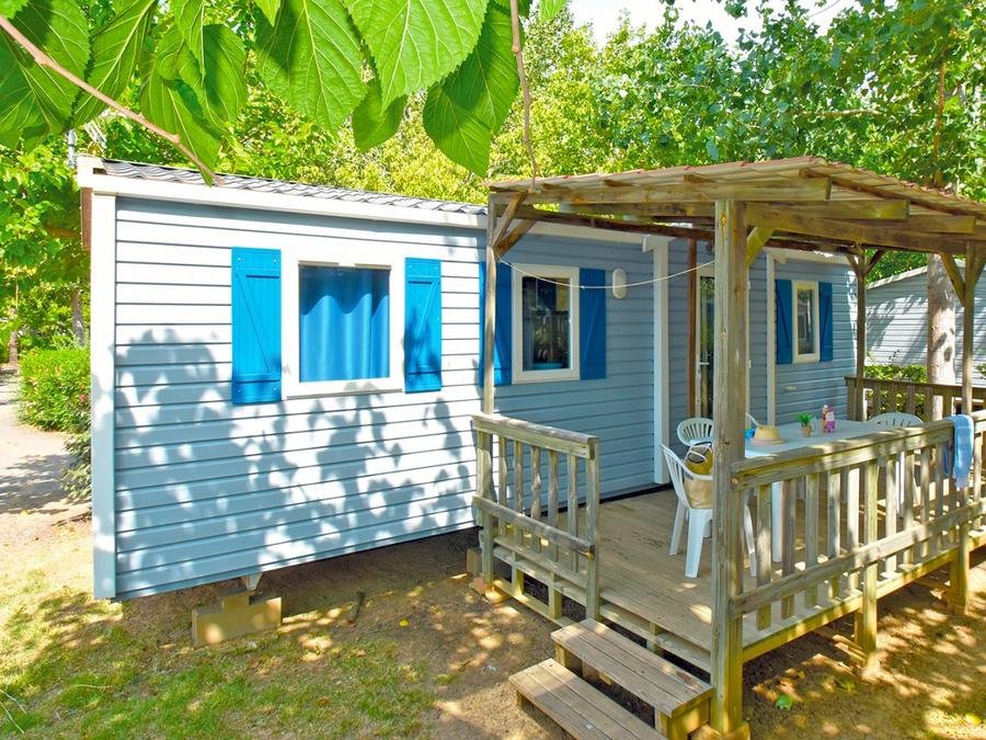 Camping Pas Cher vous présente avec son site Officiel campingpascher.fr, le Camping Les Salisses classé 4 étoiles, situé sur la commune de Vias dans le département Hérault (Languedoc Roussillon) en France. Le camping Les Salisses, vous présente un hébergement de type mobil-home de 30 m² pour 8 personnes avec climatisation et télévision. Le camping Les Salisses vous propose du sam. 04 juillet au sam. 11 juillet 2026 pour 7 nuits à 1093€. Cette location propose 3 dates différentes pour réserver votre séjour. Découvrez également les 17 autres gammes d'hébergements du camping. Les Avis clients pour le Camping Les Salisses sont excellents avec une note moyenne de 8 sur 10. Parc aquatique, Piscine couverte, Piscine extérieure, Animations familiales, Club enfants, Aire de jeux enfants, Centre équestre, Court de tennis, Golf, Ping-pong, Piscine, Pétanque, Salle de fitness, Salle de jeux vidéo, Sports nautiques, Terrain multisports, Bar, Bureau de tabac, Dépôt de pain, Plats à emporter, Restaurant, Snack/Bar, Supermarché, Épicerie,... En savoir plus : cliquez-ICI.