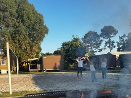 Camping Pas Cher vous présente avec son site Officiel campingpascher.fr, le Camping Le Braou classé 3 étoiles, situé sur la commune de Audenge dans le département Gironde (Aquitaine) en France. Le camping Le Braou, vous présente un hébergement de type mobil-home de 32 m² pour 6 personnes avec climatisation et télévision. Le camping Le Braou vous proposeun séjour PAS CHER avec une REMISEdu sam. 19 septembre au sam. 26 septembre 2026, en promotion à -35% pour 7 nuits à 339 € au lieu de 521,54 € soit une Économie de 182,54 €. Cette location propose 20 dates différentes pour réserver votre séjour. Découvrez également les 3 autres gammes d'hébergements du camping. Les Avis clients pour le Camping Le Braou sont excellents avec une note moyenne de 8 sur 10. Piscine extérieure, Animations familiales, Club enfants, Aire de jeux enfants, Centre équestre, Cyclisme, Ping-pong, Randonnée, Terrain de volley-ball, Épicerie,... En savoir plus : cliquez-ICI.