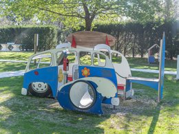 Camping Pas Cher vous présente avec son site Officiel campingpascher.fr, le Camping Le Braou classé 3 étoiles, situé sur la commune de Audenge dans le département Gironde (Aquitaine) en France. Le camping Le Braou, vous présente un hébergement de type mobil-home de 38 m² pour 8 personnes avec climatisation et télévision. Le camping Le Braou vous proposeun séjour PAS CHER avec une REMISEdu lundi 21 septembre au lundi 28 septembre 2026, en promotion à -35% pour 7 nuits à 379 € au lieu de 583,08 € soit une Économie de 204,08 €. Cette location propose 21 dates différentes pour réserver votre séjour. Découvrez également les 3 autres gammes d'hébergements du camping. Les Avis clients pour le Camping Le Braou sont excellents avec une note moyenne de 8 sur 10. Piscine extérieure, Animations familiales, Club enfants, Aire de jeux enfants, Centre équestre, Cyclisme, Ping-pong, Randonnée, Terrain de volley-ball, Épicerie,... En savoir plus : cliquez-ICI.